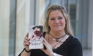 Autorin Anna Baron zeigt ihr erstes eigenes Buch, dass in die Untiefen der menschlichen Seele entführt. - Jörg Stuke