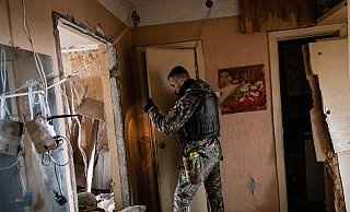 Ein ukrainischer Soldat sucht am 6. April mit seiner Taschenlampe nach Überlebenden und Sprengfallen in einem zerstörten Wohnhaus in Borodjanka. - Alex Chan