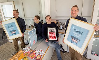 Maximilian Mann (Mitte) stellt seine Mini-Galerie dem Grafikdesigner Olivier Kleine zur Verfügung. - Niklas Tüns