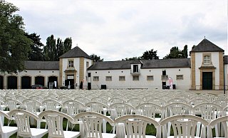 Im Marstallinnenhof am Schloss Neuhaus werden am Sonntag zwölf Filme im Rahmen des Filmfestivals gezeigt. - Wiebke Wellnitz