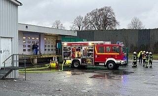 Auf dem Gelände des Bünting-Zentrallagers an der Straße Eichfeld löschte die Feuerwehr Salzkotten am Samstagmorgen einen brennenden Großraum-Presscontainer. - Ralph Meyer