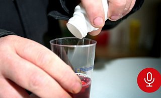 In das Wasserglas des Opfers soll nach Ansicht des Gerichts die Ehefrau eine tödliche Giftmischung – unter anderem aus dem Heroin-Ersatzstoff Methadon – gekippt haben. - Sarah Jonek