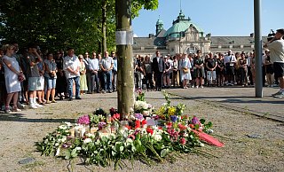 Im Kurpark von Bad Oeynhausen versammelten sich rund 700 Menschen, um dem 20-Jährigen zu gedenken, der am frühen Sonntagmorgen so brutal zusammengetreten worden war, dass er seinen Verletzungen erlag. Foto: Thorsten Gödecker - Thorsten Gödecker