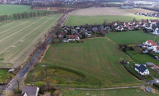 Hier sollen 19 Wohnhäuser entstehen. Links ist die Ellerbuscher Straße zu sehen, am rechten untern Bildrand das Ende der Nordbreite, über die das Wohngebiet erschlossen werden soll. - Wolfhard Jording