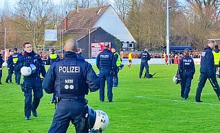 Die Polizei hielt die auf den Platz stürmenden SV-Fans auf. - @schorndorfer_unterwegs