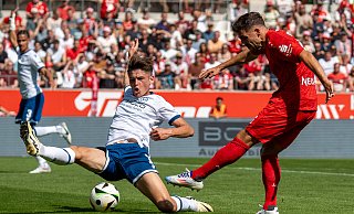 Arminia-Verteidiger Maximilian Großer wirft sich in den Schuss von Ahmet Arslan. - IMAGO/Eibner