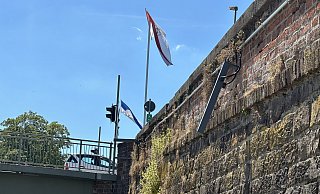 Die Leuchte wurde umgeknickt und baumelt jetzt mehr oder weniger von der Wand. - Ralf T. Mischer