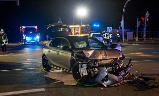 Bei einem Unfall auf der B482 in Porta-Westfalica wurden drei Menschen verletzt. - Feuerwehr Porta/Michael Horst