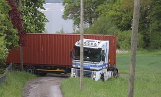 Nach dem Wendemanöver steht der Lkw auf dem Leinkamp komplett quer. - Dirk Windmöller