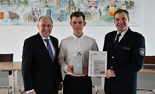 Landrat Christoph Rüther (l.) und Polizeioberrat Andreas Koptik (r.) dankten dem 18-Jährigen Lucas-Matthias Schwarzkopf während einer Courage-Ehrung für seinen Mut. - Kreispolizeibehörde Paderborn