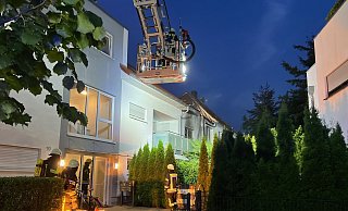 Rund zwei Stunden dauert der Einsatz der Feuerwehr an der Marienfelder Straße in Gütersloh. - Thorsten Heß