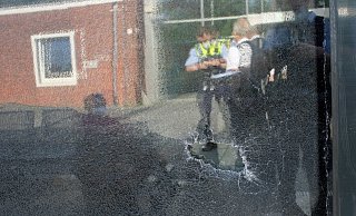 Drei Scheiben der Eurobahn (RB 71) wurden durch Steinwürfe beschädigt. - Polizei Minden-Lübbecke