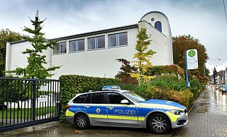 Ein Streifenwagen der Polizei schiebt wie zuletzt nach den Anschlägen von Halle nun wieder 24 Stunden lang Wache vor der Synagoge Beit Tikwa an der Detmolder Straße. - Barbara Franke