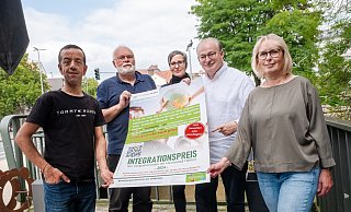 Erdal Ekinci (v. l), Georg Kownatzki, Andreas Jotzo und Ulrike Blucha vom Integrationsrat und Kerstin Fiebig (M., Geschäftsstelle Integrationsrat) stellen den neuen Integrationspreis vor. Im Hintergund ist das Kunstwerk "Melilla Mauerspringer" zu sehen, das auf die Situation an den EU-Außengrenzen hinweist. - Ralf Bittner