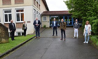 Gemeinsam gegen das Virus – Bürgermeister Daniel Hartmann und weitere Beteiligte aus Verwaltung und Wirtschaft vor dem betrieblichen Impfzentrum in Höxter-Lütmarsen. - Stadt Höxter