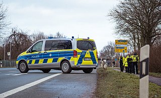 Die Polizei sichert nach dem Unfall in der Nacht zum 23. Januar auf der B239 in Höhe Messezentrum Spuren am Tatort. Eine damals 17-Jährige wurde hier schwer verletzt und bewusstlos liegen gelassen. - Freitag-TV