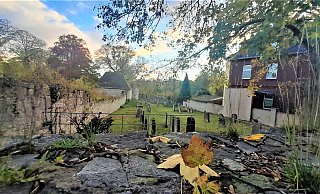 Der jüdische Friedhof in Warburg liegt mitten in der Stadt und gleich neben dem christlichen Burgfriedhof. - Simone Flörke