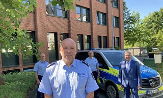 Dietmar Vogt ist neuer Leiter der Wache Nord in Herford. Hinter dem Ersten Polizeihauptkommissar stehen Polizeidirektor Uwe Köhler (v.l.), Abteilungsleiter der Polizei, Polizeidirektor Andreas Brings und Landrat Jürgen Müller. - Jobst Lüdeking