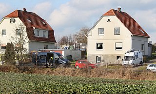 Ein Foto aus dem Jahr 2014 von den Wagen der Spurensicherung, die nach dem Mord vor dem Vlothoer Haus stehen. - (Archivbild): Frank-Michael Kiel-Steinkamp