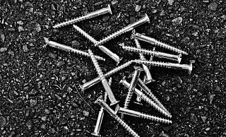 "Schubweise" sollen die Schrauben laut Polizei auf einer Straße in Delbrück-Lippling verteilt worden sein. - Pixabay/Alexas_Fotos