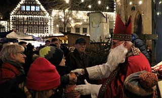 „Mein Gott, Ihr seid ja viele“: Das sagte der Nikolaus zur Begrüßung und war hocherfreut über die sangesfreudigen Gäste. Dafür gab’s Leckeres als Dank. - Simone Flörke