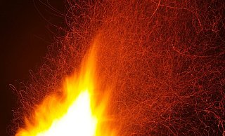 Der Opel stand in der Nacht zu Donnerstag in Gütersloh plötzlich in Flammen. Die Polizei vermutet Brandstiftung. - Symbolfoto/Pixabay