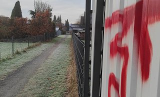 Ein Fuß- und Radweg, der die Bahnhofstraße in Lauenförde mit der Löns- und Meinbrexer Straße verbindet und direkt neben einer Apotheke entlang führt, wurde durch die Polizei abgesperrt. - Svenja Ludwig