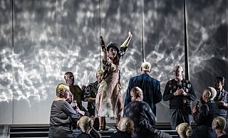 Opulentes Musiktheater: Eine Szene aus der Bielefelder Inszenierung von „Berlin Alexanderplatz“ mit Lou Denès (als Mieze, Mitte) und dem Opernchor. - Bettina Stöß