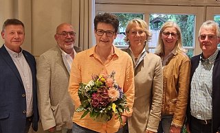 Carola Adenauer (Mitte) möchte Bürgermeisterin in Langenberg werden und wird von Bert Goldfuß, Birger Rosenau, Bürgermeisterin Susanne Mittag, Birgit Wohlfart und Heribert Neukirch unterstützt. - UWG