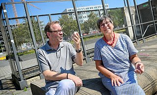 Regine Meinerts kann der aktuellen Gestaltung des Kesselbrinks nicht viel abgewinnen, wie sie im Kesselbrinkgespräch mit NW-Redakteur Stefan Brams deutlich macht. - BARBARA FRANKE