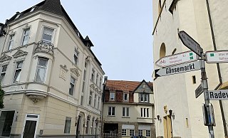Die Stadt ist unter den derzeitigen Bedingungen nicht interessiert am Kauf des Wohn- und Geschäftshauses an der Radewiger Straße 10 (links). - Natalie Gottwald