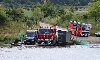 Um ans Ziel zu gelangen mussten die Feuerwehrwagen auch eine ziemlich betagte Ponton-Fähre nutzen. - Ukrainehilfe Delbrück