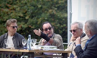 Hanno Sauer (v. l.), Guillaume Paoli und Matthias Bormuth beschäftigen sich ausgiebig mit Ethik und Moral. Im Gespräch mit Moderator Jürgen Keimer suchten sie auf der Naturbühne der Aqua Magica nach Ansätzen für eine Reparatur der Welt. - Felix Eisele