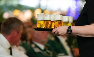 Auf dem Schützenfest ist Trinkfestigkeit gefragt: Wir erklären, wie Sie sich für eine gelungene Feier vorbereiten können. - picture alliance / Fotostand
