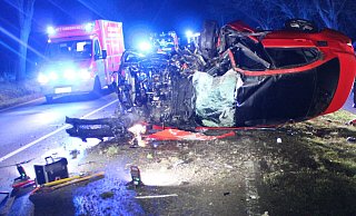 Der BMW wurde schwer beschädigt. - Polizei Minden-Lübbecke