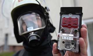 Bei Feuerwehr und Rettungsdienst immer dabei: Ein Kohlenmonoxidwarner alarmiert die Retter, sobald die CO-Konzentration in einem Raum bedrohlich wird. - Archiv: Andreas Zobe
