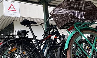 An den überdachten Fahrradstellplätze am Gymnasium mahnt seit Jahren ein Schild zur Wachsamkeit. - Nike Thöring
