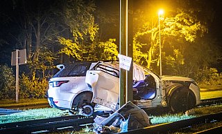 Bei dem Unfall in der Nacht zu Samstag ist der Land Rover stark beschädigt worden. - Mike-Dennis Müller / www.mdm.photo