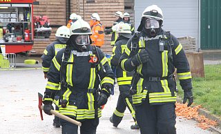 Immer einsatzbereit zum Wohle der Gemeinschaft: Das gilt für alle Feuerwehrleute - auch in Rheda-Wiedenbrück. Doch ein Streit zwischen den hauptamtlichen und freiwilligen Feuerwehrleuten überschattet derzeit die Feuerwehrarbeit in der Emsstadt. - Burkhard Battran
