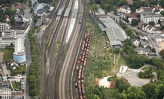 Alter Güterbahnhof: Auf der heute als Parkplatz genutzten Freifläche unten rechts im Bild könnte das OWL-Forum an der Bahnlinie entstehen. - Frank-Michael Kiel-Steinkamp
