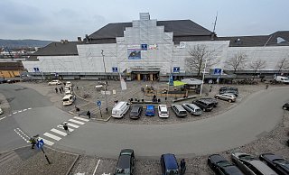 Verhüllt: Hinter dem weiß verkleideten Gerüst lässt die Bahn die Fassade des Denkmals Hauptbahnhof ausbessern. - Andreas Zobe