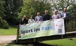 Jessica Höfer (Yogalehrerin beim TVC Enger, v. l.), Jennifer Kapiza (Vereinssportlehrerin beim TVC Enger), Tobias Lehmann (Sparkasse), Nils Wörmann (Geschäftsführer des Kreissportbundes) Gerhard Feldmann (Vorsitzender des Stadtsportverbandes) und Bürgermeister Thomas Meyer stellten in der Maiwiese das Projekt „Sport im Park“ vor. - Britta Bohnenkamp-Schmidt