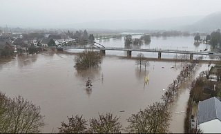 Der Dauerregen in NRW sorgt weiterhin für hohe Pegelstände vieler Flüsse. Auch die Weser ist betroffen. - dpa