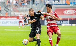 Robert Leipertz (hier im Duell mit dem Düsseldorfer Takashi Uchino) ist fit, braucht aber noch ein wenig Geduld, um zu alter Stärke zurückzufinden. - picture alliance / BEAUTIFUL SPORTS/Meurer