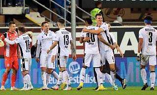 Die Spieler von Arminia Bielefeld freuen sich über den 2:0-Sieg im OWL-Duell beim SC Paderborn. Der DSC zeigt eine der besten Saisonleistungen. - Oliver Krato