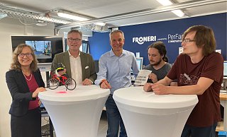 Hauptgeschäftsführerin Petra Pigerl-Radtke (v.l.), Jörn Wahl-Schwentker, Präsident der Industrie- und Handelskammer, Geschäftsführer Robert Rae, Auszubildender Dionysos Stamatis und Ausbildungsleiter Lars Bergmann. - Jobst Lüdeking