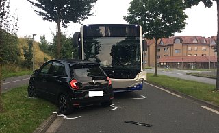 Der Bus prallte seitlich mit dem Kleinwagen zusammen. - Feuerwehr Paderborn