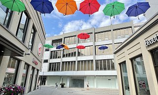 Das ehemalige H&M-Gebäude am Gehrenberg sollte eigentlich saniert werden (hier der Blick vom Augustinerplatz auf die Fassade). Nun prüft der Investor, der die Immobile gekauft hat, offenbar die Möglichkeit eines Abrisses und Neubaus. - Natalie Gottwald