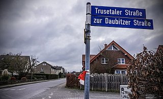 An der Ecke Südstraße/Zur Daubitzer Straße in Spenge soll ein Espelkamper in der Nacht zum 7. Januar einen jungen Mann aus Spenge lebensgefährlich verletzt haben. - Paul Brinkmann