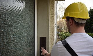 Was bei einem Haustürgeschäft zu beachten ist, verrät die Polizei. - Landeskriminalamt Rheinland-Pfalz